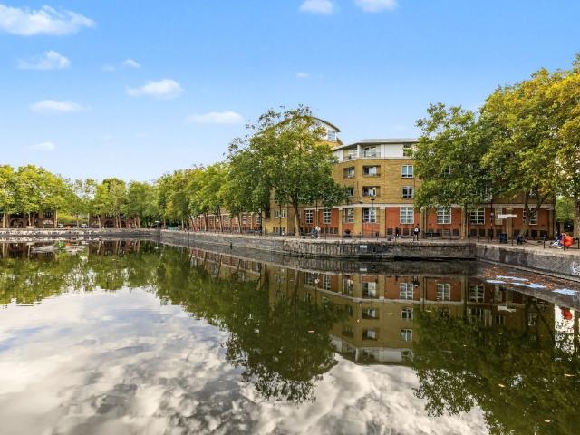 Apartment for rent in Surrey Quays, Greater London