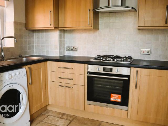 Apartment for rent in London Borough of Merton, Raynes Park