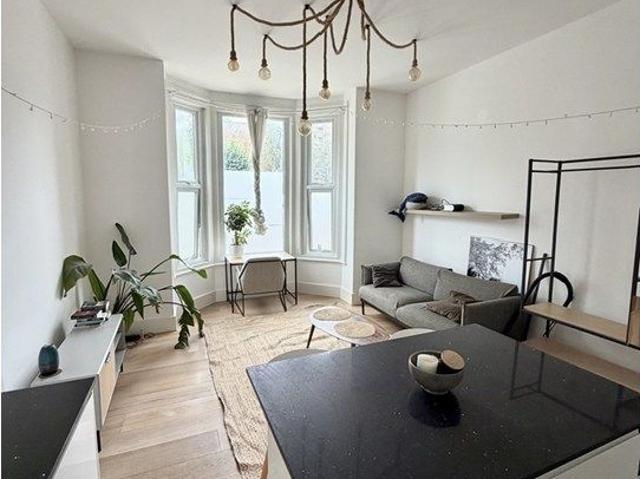 Apartment for rent in London Borough of Merton, Raynes Park