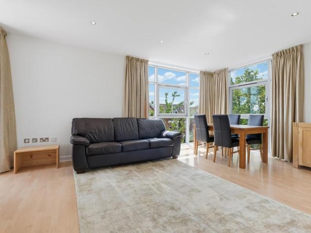 Apartment for rent in London Borough of Merton, Raynes Park