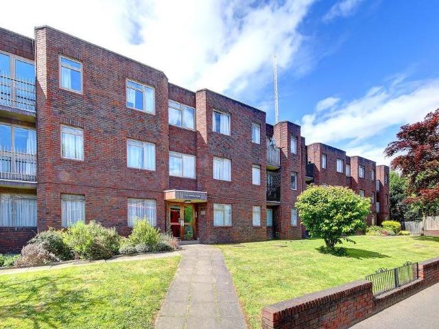 Apartment for rent in London Borough of Merton, Raynes Park