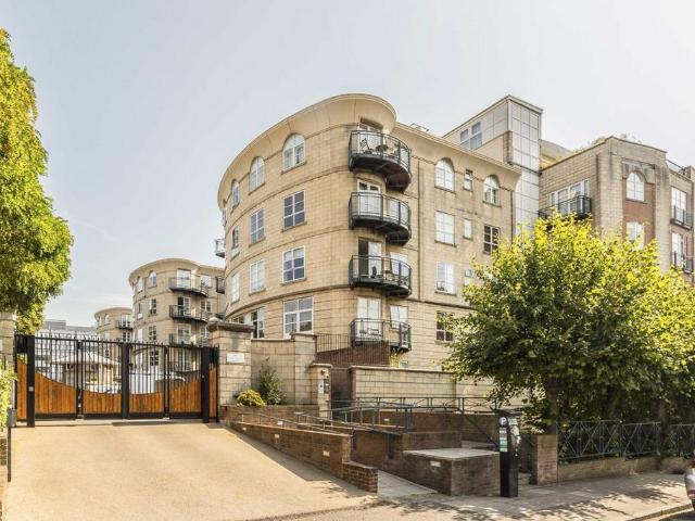 Apartment for rent in London Borough of Merton, Merton Park