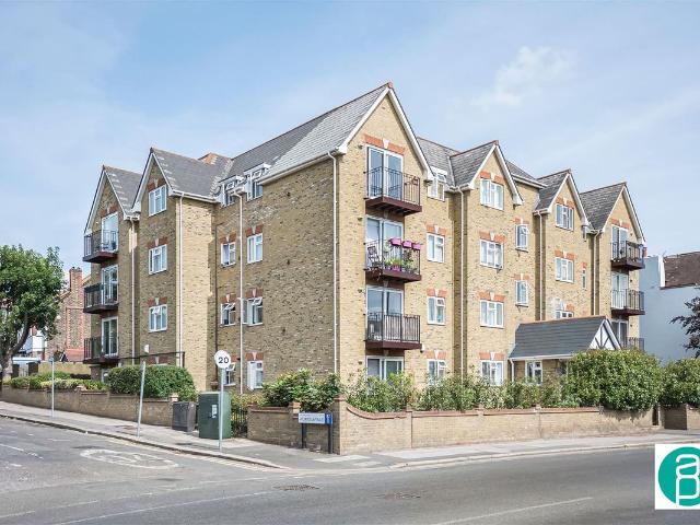 Apartment for rent in London Borough of Merton, Raynes Park