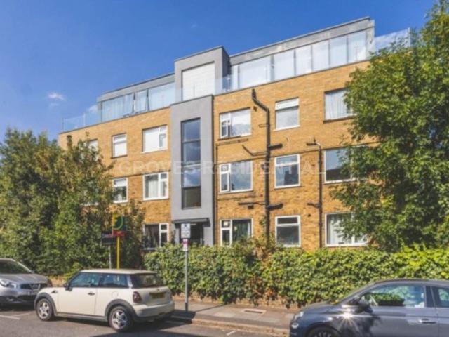Apartment for rent in London Borough of Merton, Raynes Park