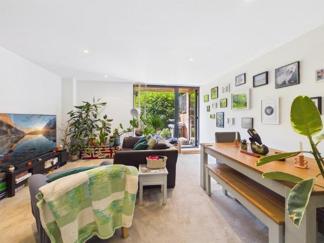 Apartment for rent in London Borough of Merton, Merton Park