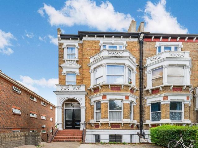 Apartment for rent in London Borough of Merton, Raynes Park