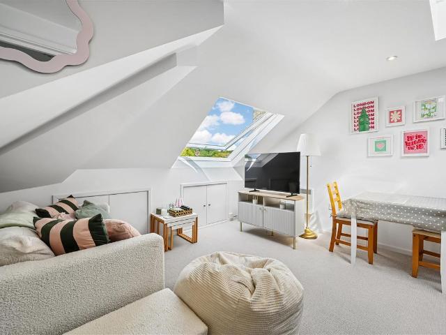 Apartment for rent in London Borough of Merton, Raynes Park