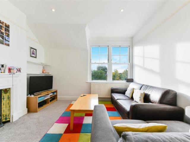 Apartment for rent in London Borough of Merton, Raynes Park