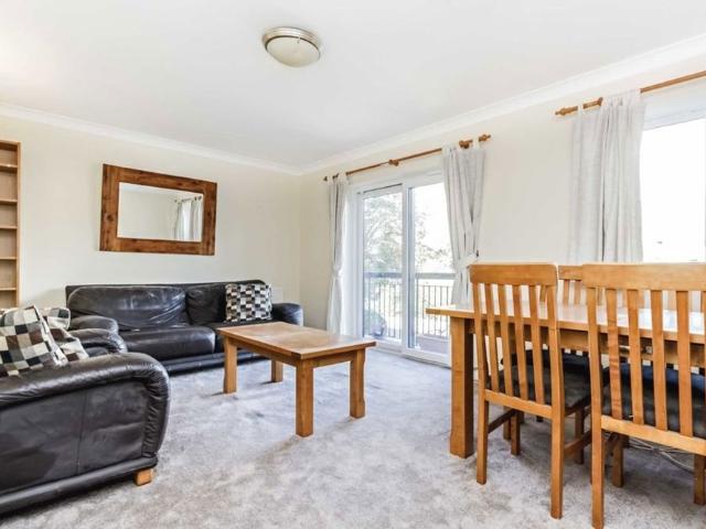 Apartment for rent in London Borough of Merton, Raynes Park