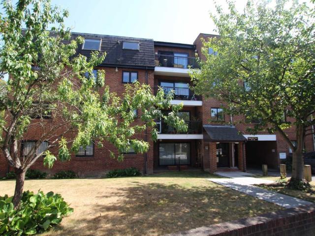 Apartment for rent in London Borough of Merton, Raynes Park