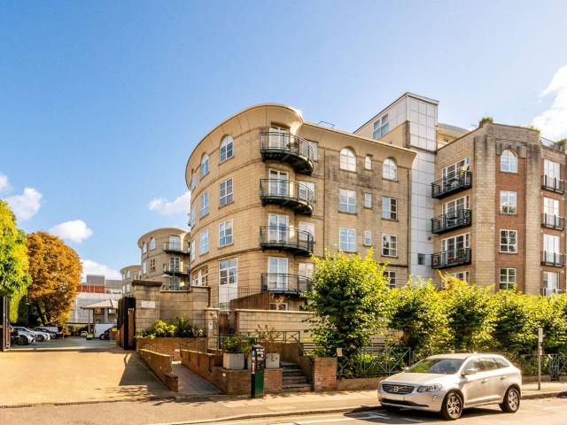 Apartment for rent in London Borough of Merton, Merton Park