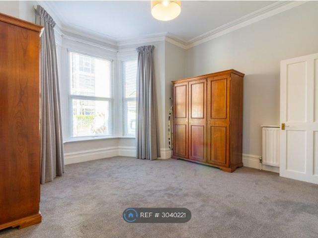 Apartment for rent in London Borough of Merton, Raynes Park