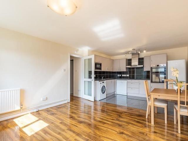 Apartment for rent in London Borough of Merton, Raynes Park