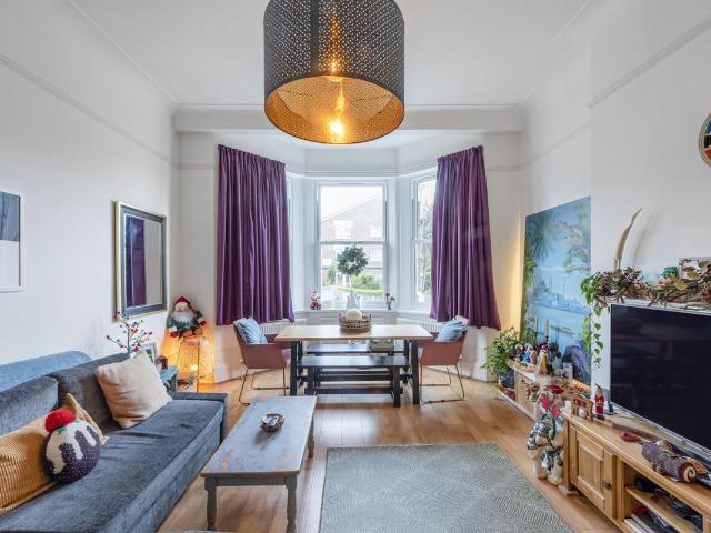 Apartment for rent in London Borough of Merton, Raynes Park