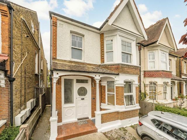 Apartment for rent in London Borough of Merton, Raynes Park