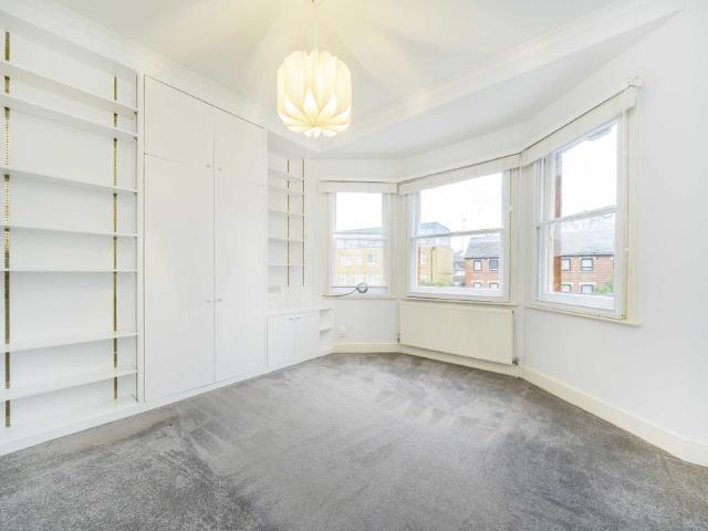 Apartment for rent in London Borough of Merton, Raynes Park