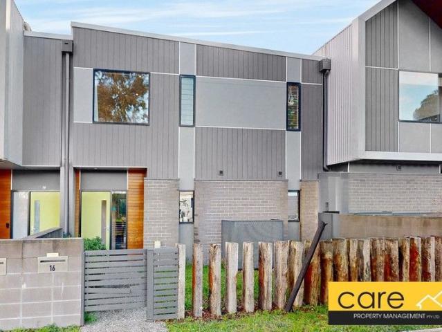 Townhouse for sale in Cranbourne West
