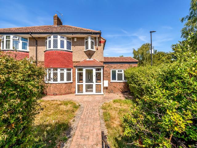 House for rent in Charlton, Greater London