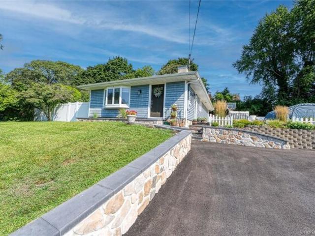House for sale in Selden