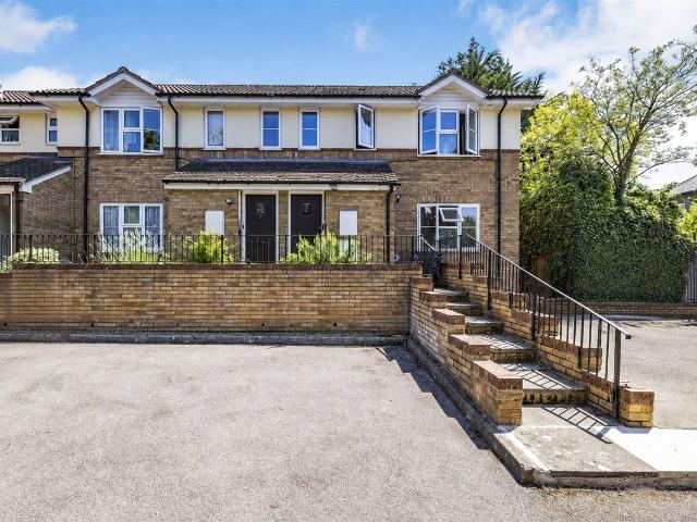 Apartment for rent in Northwood, Greater London