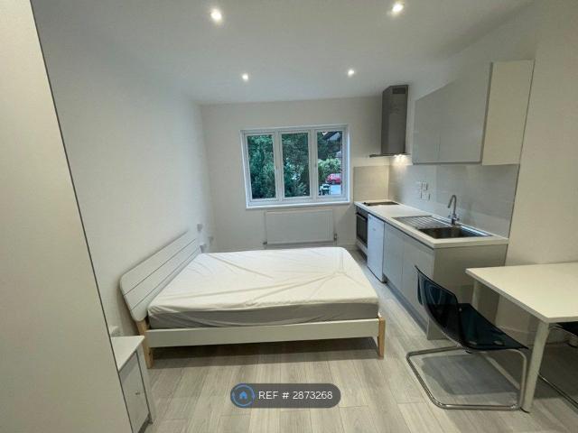 Studio for rent in Golders Green, Isle Of Man