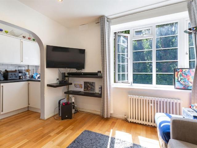 Studio for rent in London Borough of Merton, Raynes Park
