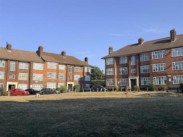 Apartment for rent in The Wrythe, Greater London