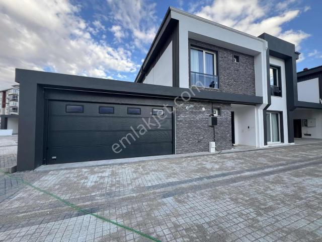 Yenice Mahallesi, Afyonkarahisar Merkez içerisinde satılık Villa
