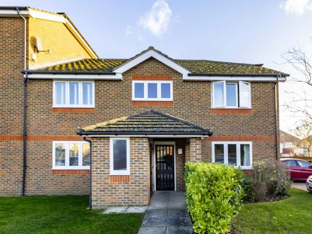 Apartment for rent in Blackhills, Surrey