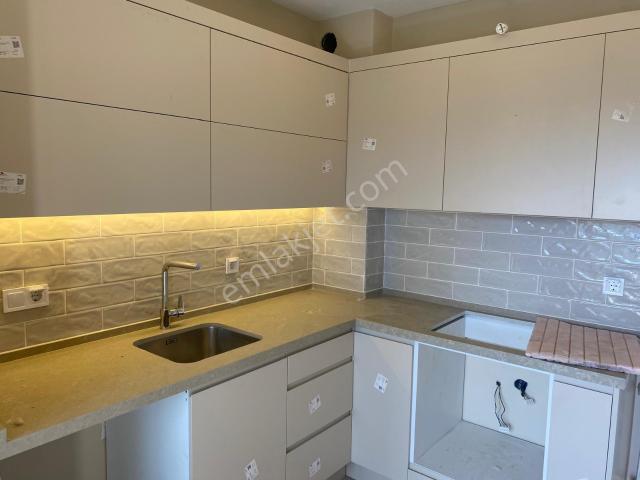 Yeni Girne, Bayraklı içerisinde kiralık mülk