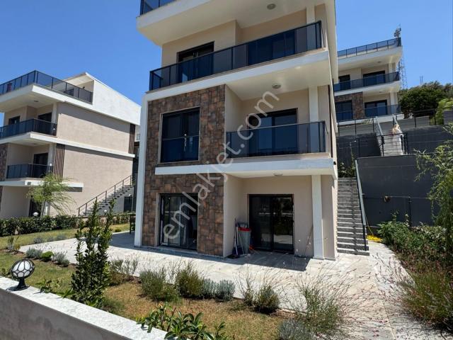 Foça, Cumhuriyet Mahallesi içerisinde kiralık Villa