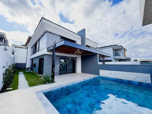 Çiftlik Mahallesi, Çeşme içerisinde satılık Villa
