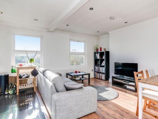 Apartment for rent in London Borough of Ealing, Park Royal