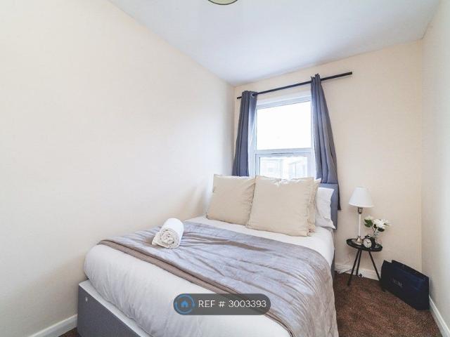 Room for rent in London Borough of Ealing, Park Royal