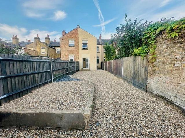 Apartment for rent in Hackbridge, Greater London