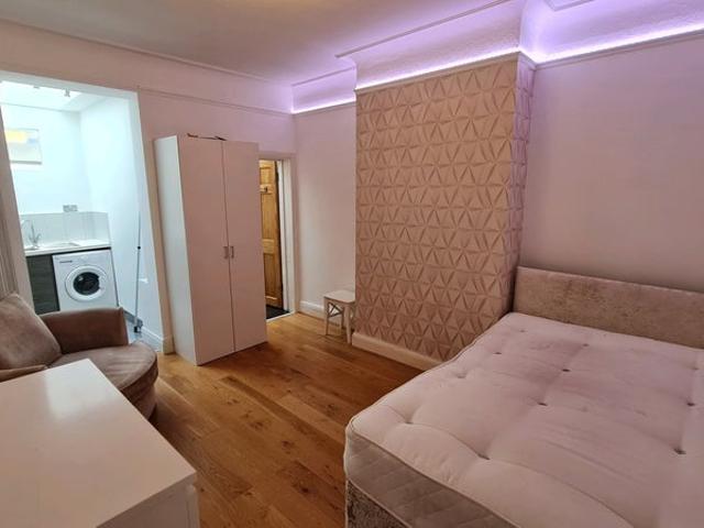 Studio for rent in London Borough of Merton, Collier's Wood