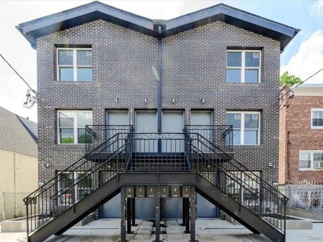 House for sale in The Bronx, Arverne