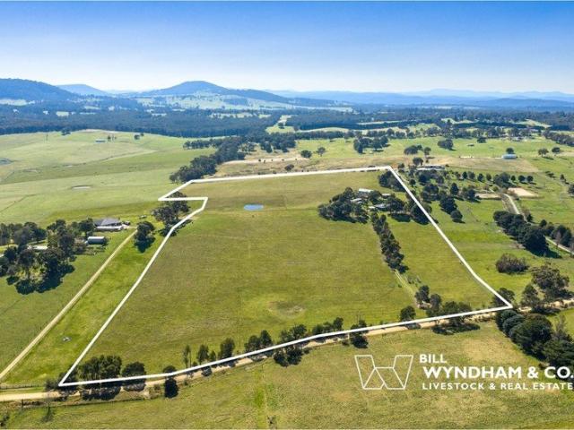 Cottage for sale in Ellaswood, Victoria