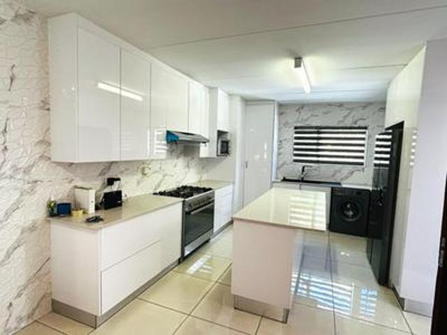 Apartment for sale in Sandton, City of Johannesburg Metropolitan Municipality