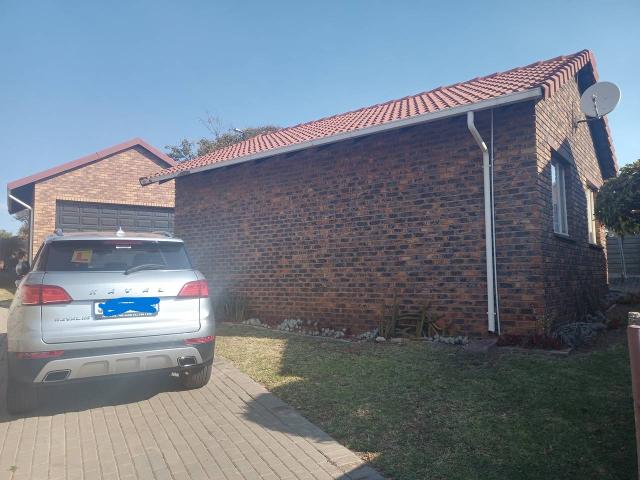 Townhouse for sale in Johannesburg, Mondeor