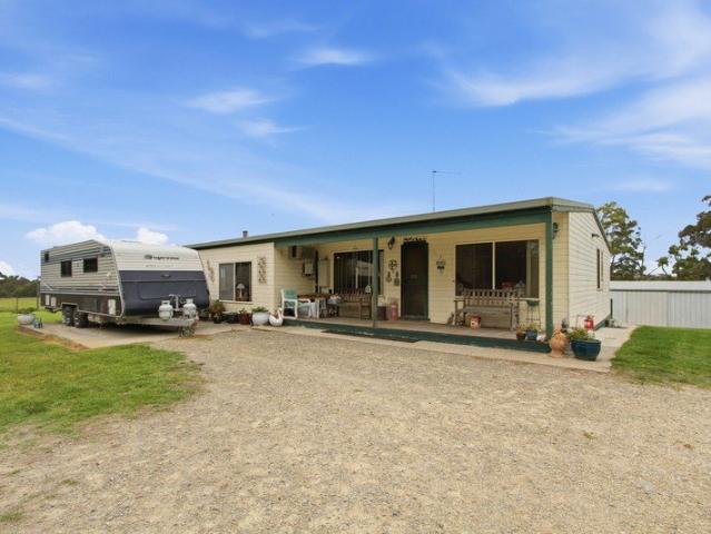 Cottage for sale in Kalimna West, Victoria