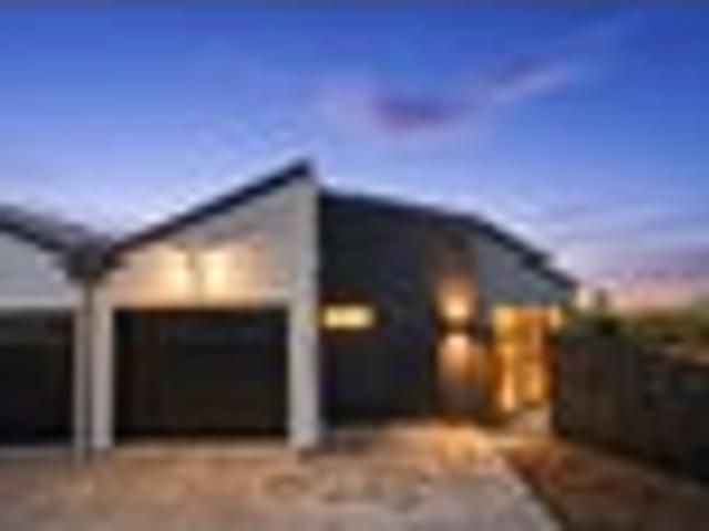 Townhouse for sale in Chaslands, Canterbury