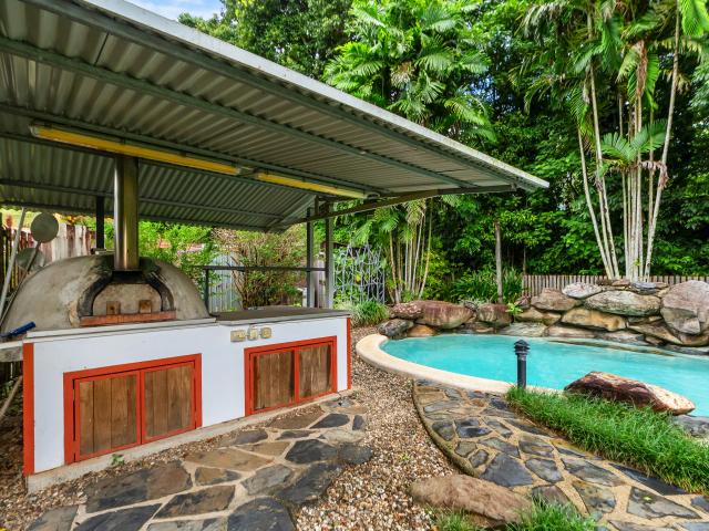 Cottage for sale in Redlynch, Queensland
