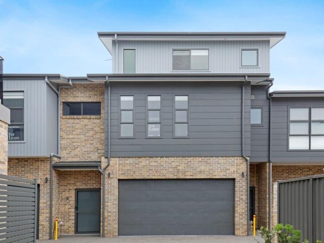 Townhouse for rent in Wollongong West, New South Wales