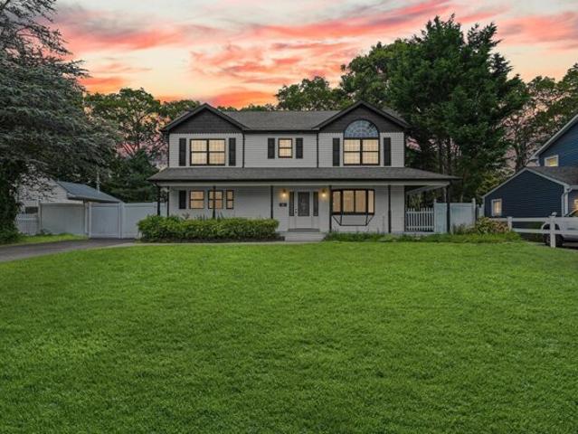 House for sale in East Islip