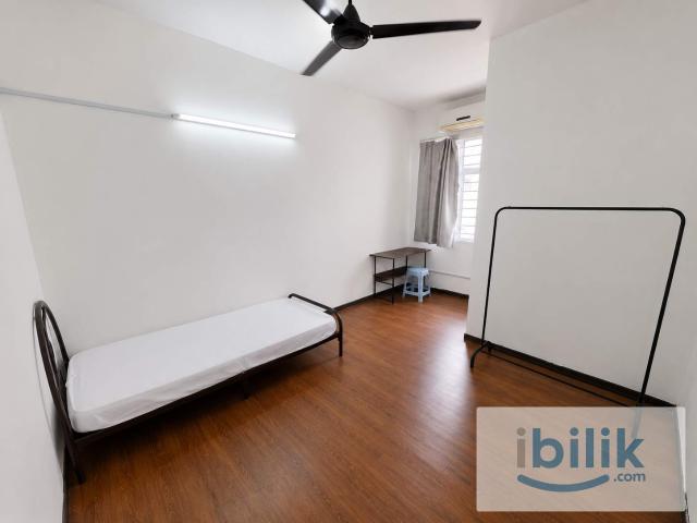 Room for rent in Petaling, Alam Impian