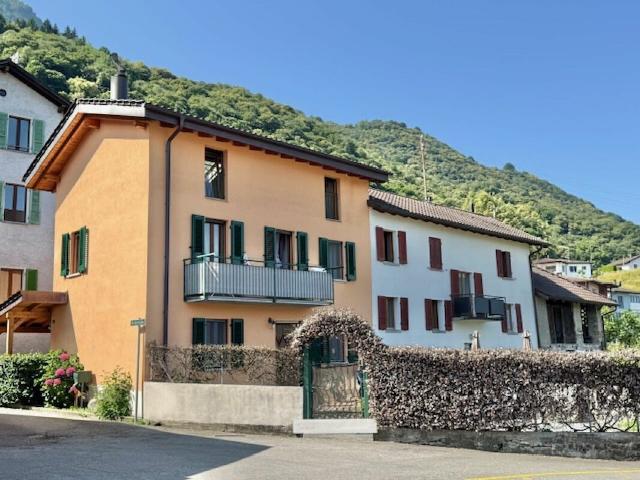 Reihenfamilienhaus kaufen in Gerra, Gambarogno, Tessin