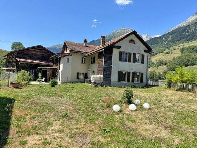 Mehrfamilienhaus kaufen in Trun, Graubünden